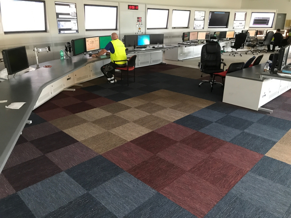 Elektrárna Ledvice - instalace kobercových čtverců na dozorně a v kancelářích